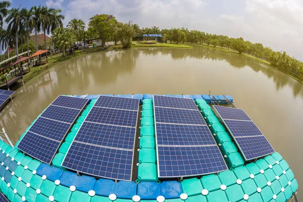 塑料漂浮太阳能电池平台 城市中心公园内与蓝天相对照的水面面板 — 图库照片#