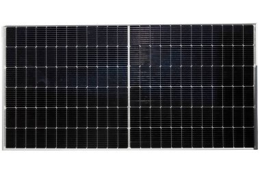 Güneş pilleri paneli güneş çiftliğinde elektrik üretiyor. (Yenilenebilir Enerji Konsepti)