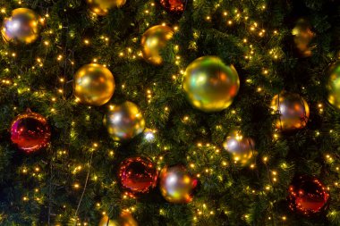 Noel ağacı ve Noel süslemeleri.