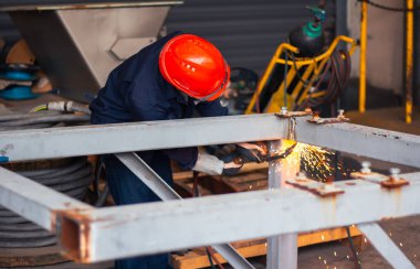 Kaynak, gaz ve oksijen metalleri kaynaştırır ve keser.