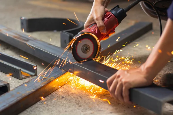 İş yerinde güvenlik eldiveni olmadan. İnşaat işçileri çalışırken eldiven ve güvenlik ayakkabısı giymezler. İş yeri güvenli değil. ayakkabılara odaklan