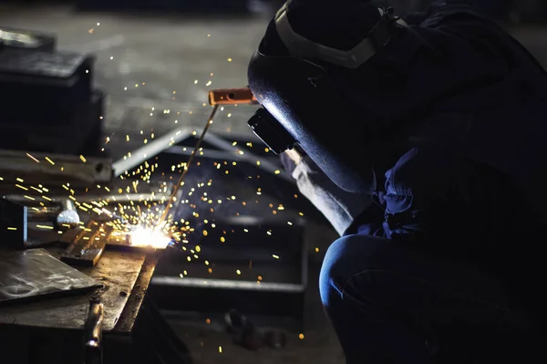 Becerikli Kaynakçılar Fabrikada Paslanmaz Çelik Kaynak Yapar Nşaat Alanı Metal — Stok fotoğraf