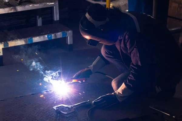 Becerikli Kaynakçılar Fabrikada Paslanmaz Çelik Kaynak Yapar Nşaat Alanı Metal — Stok fotoğraf