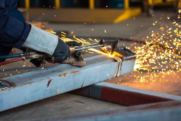 Kaynak, gaz ve oksijen metalleri kaynaştırır ve keser.