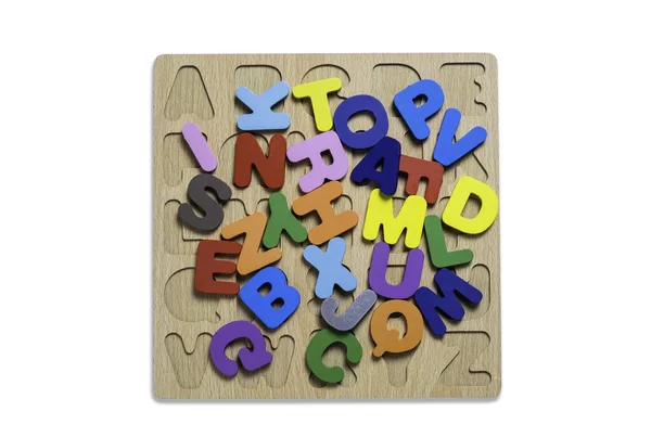 英语字母表由方块木制瓷砖制成 英文字母分散在白色背景上 思维发展的概念 带有裁剪路径 — 图库照片