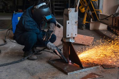 Kaynak, gaz ve oksijen metalleri kaynaştırır ve keser. İçerik güvenlik aksesuarları. Plasma ile metal kesimi