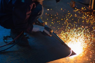 Kaynak, gaz ve oksijen metalleri kaynaştırır ve keser. İçerik güvenlik aksesuarları. Plasma ile metal kesimi