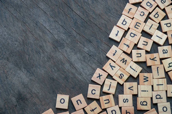 Englisches Alphabet Auf Holz Hintergrund Verstreut — Stockfoto