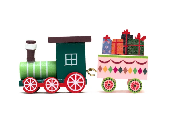 Oyuncak buharlı lokomotif içinde hediyeler olan bir araba taşır. İsa 'nın Doğuşu bayramı. Tasarım için izole fotoğraf. — Stok fotoğraf
