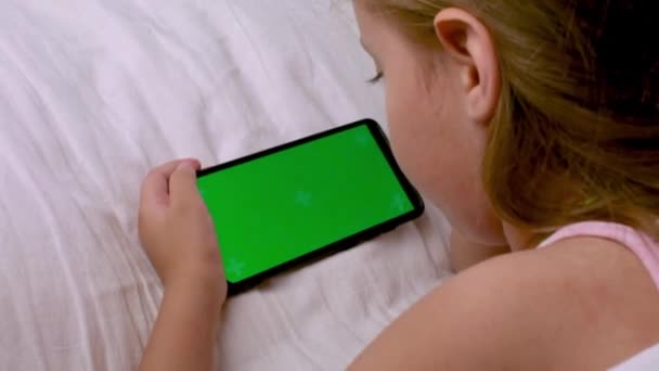 Мобильный Телефон Руках Детей Ребенок Играет Игру Телефону Хромированный Зеленый — стоковое видео