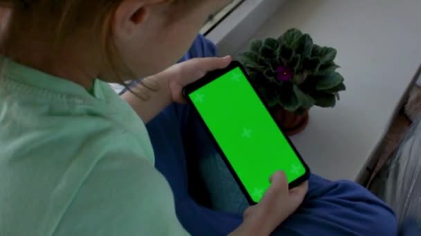 Мобильный Телефон Руках Детей Хромированный Зеленый Экран Вид Через Плечо — стоковое видео