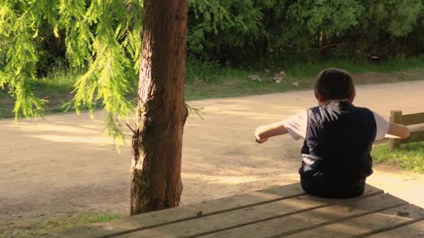 Yaşında Bir Çocuk Evin Güvertesinde Yoga Benzer Hareketler Yapıyor — Stok video