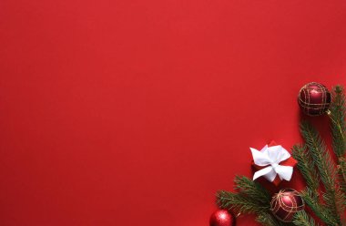 Kırmızı Noel arkaplanı, köknar ve balo. Yeni yıl kartı. Burada..