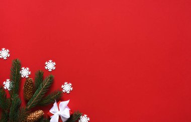 Kırmızı Noel arkaplanı, köknar ve balo. Yeni yıl kartı. Burada..