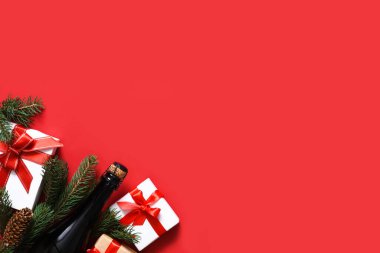 Kırmızı Noel arkaplanı köknar ve kurdeleli hediyeler