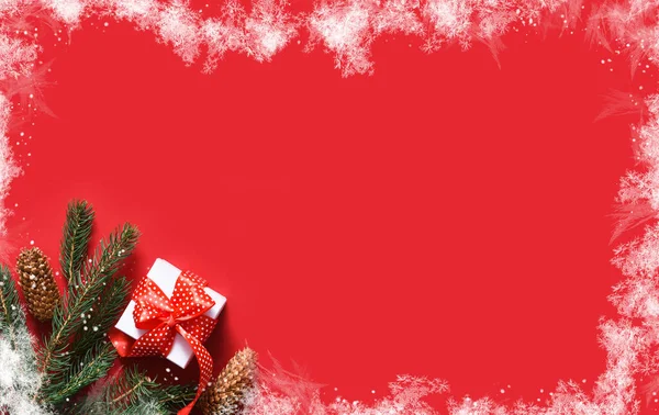 红色背景上的圣诞装饰 红色背景 有冷杉 礼物有缎带 — 图库照片