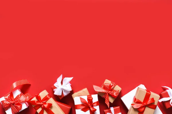 Коробки Стрічками Червоному Тлі Подарунок — стокове фото