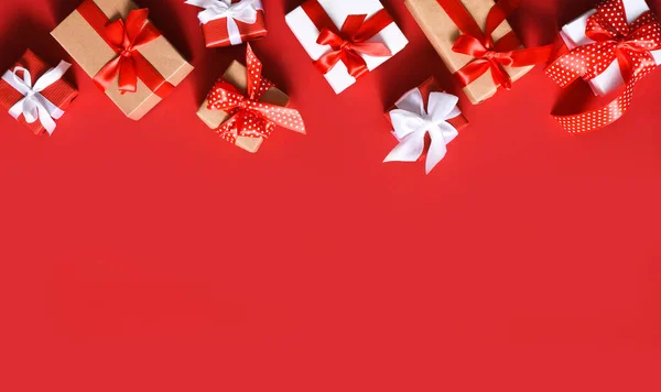 Коробки Стрічками Червоному Тлі Подарунок — стокове фото