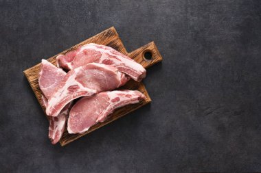 Tahtada çiğ domuz eti var. Üst Manzara. Taze et.