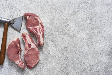 Taze et. Kaburgalar ve balta arka planda. Domuz bifteği.