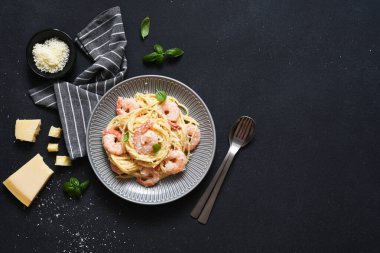 Beton kaplamalı karides, sos ve parmesanlı spagetti. Yukarıdan bak. Menü. Tarif.