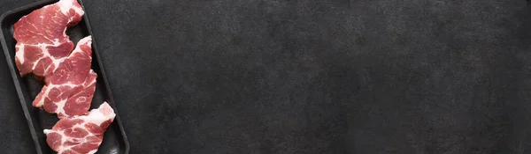 Три Яловичі Стейки Підносом Чорному Тлі Вид Зверху Целюлоза Тефлоїн — стокове фото