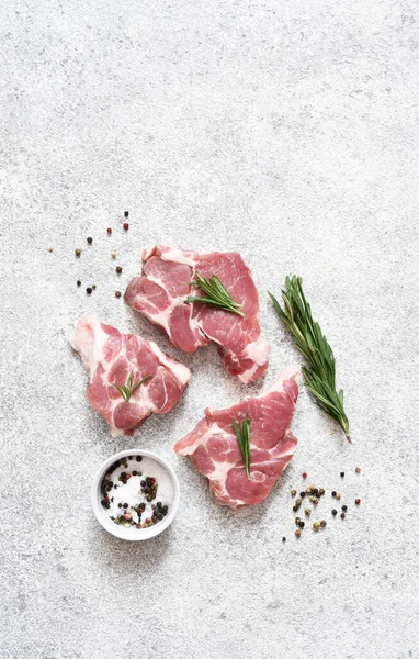 Taze et. Yemek servisi. Beton arka planda tuzlu ve biberiyeli biftek, üst görünüm.