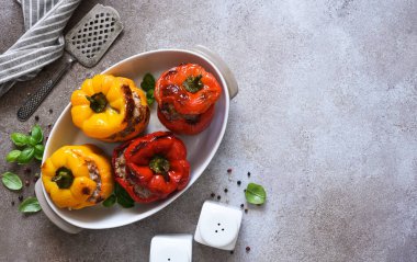 Doldurulmuş biber. Pirinç ve kıymalı kırmızı biber. Beton zeminde fırınlanmış biber.