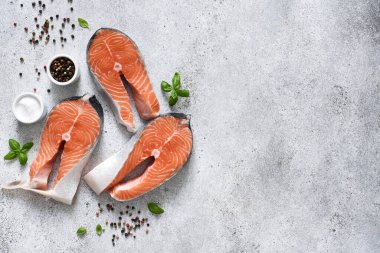Somon bifteği. Beton zemin üzerinde baharat olan çiğ kırmızı balık..
