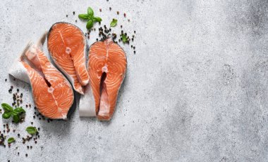 Somon bifteği. Beton zemin üzerinde baharat olan çiğ kırmızı balık..