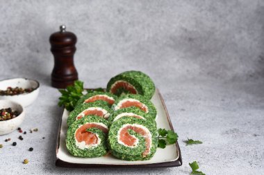 Ispanak ve somonla yuvarlan. Kırmızı balıklı, peynirli ve limonlu atıştırmalık..