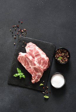 Taş tahtada baharatlı çiğ domuz eti. Üst görünüm.