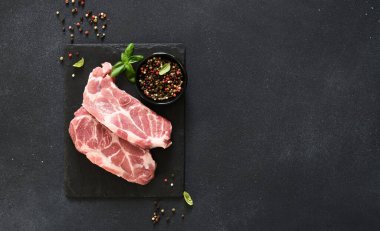 Taş tahtada baharatlı çiğ domuz eti. Üst görünüm.