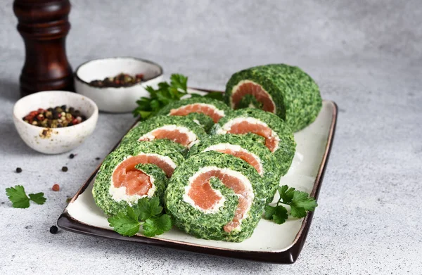 Rolar Com Espinafre Salmão Lanche Com Peixe Vermelho Queijo Limão — Fotografia de Stock