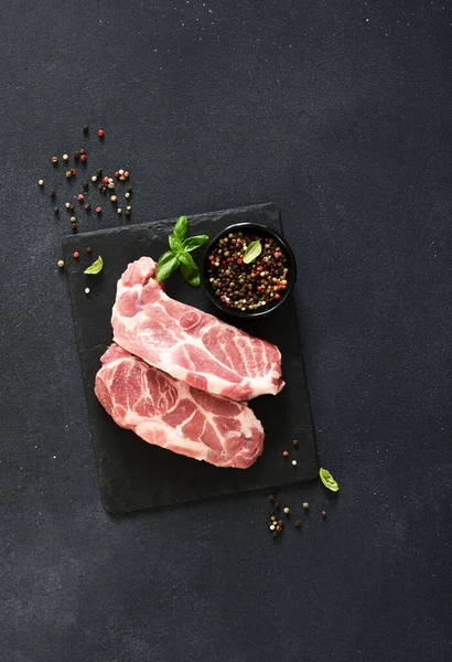Taş tahtada baharatlı çiğ domuz eti. Üst görünüm.