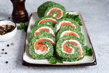 Ispanak ve somonla yuvarlan. Kırmızı balıklı, peynirli ve limonlu atıştırmalık..