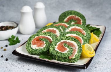 Ispanak ve somonla yuvarlan. Kırmızı balıklı, peynirli ve limonlu atıştırmalık..