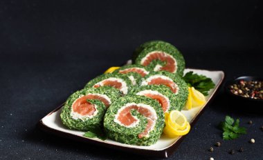 Ispanak ve somonla yuvarlan. Kırmızı balıklı, peynirli ve limonlu atıştırmalık..