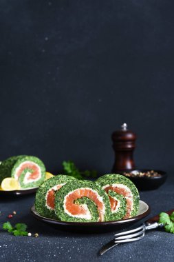 Ispanak ve somonla yuvarlan. Kırmızı balıklı, peynirli ve limonlu atıştırmalık..