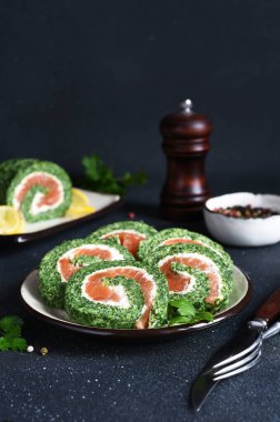 Ispanak ve somonla yuvarlan. Kırmızı balıklı, peynirli ve limonlu atıştırmalık..