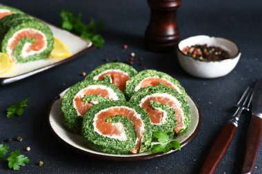 Ispanak ve somonla yuvarlan. Kırmızı balıklı, peynirli ve limonlu atıştırmalık..