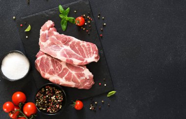 Taş tahtada baharatlı çiğ domuz eti. Üst görünüm.
