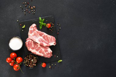 Taş tahtada baharatlı çiğ domuz eti. Üst görünüm.