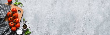 Baharatlı ve domatesli ahşap tahta. Beton arka planda peçeteyle çekilmiş yemek fotoğrafı ve metin için bir yer..