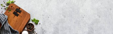Baharatlı ahşap tahta: fesleğen, tuz, biber. Metin için yeri olan yiyecek arkaplanı.
