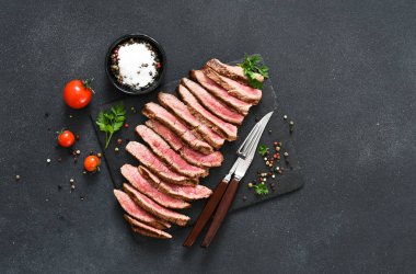 Orta boy et. Tahtada provenkal otlarla ızgara biftek..