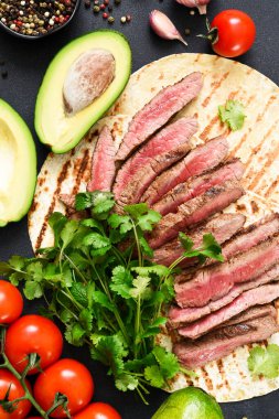 Sığır etli ve sebzeli tortilla. Taco ve burrito yapmak için gerekli malzemeler.