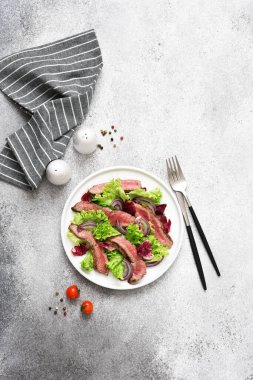 Beton zeminde salata, marul ve domates..