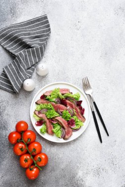 Beton zeminde salata, marul ve domates..