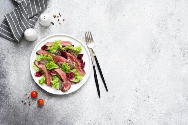 Beton zeminde salata, marul ve domates..